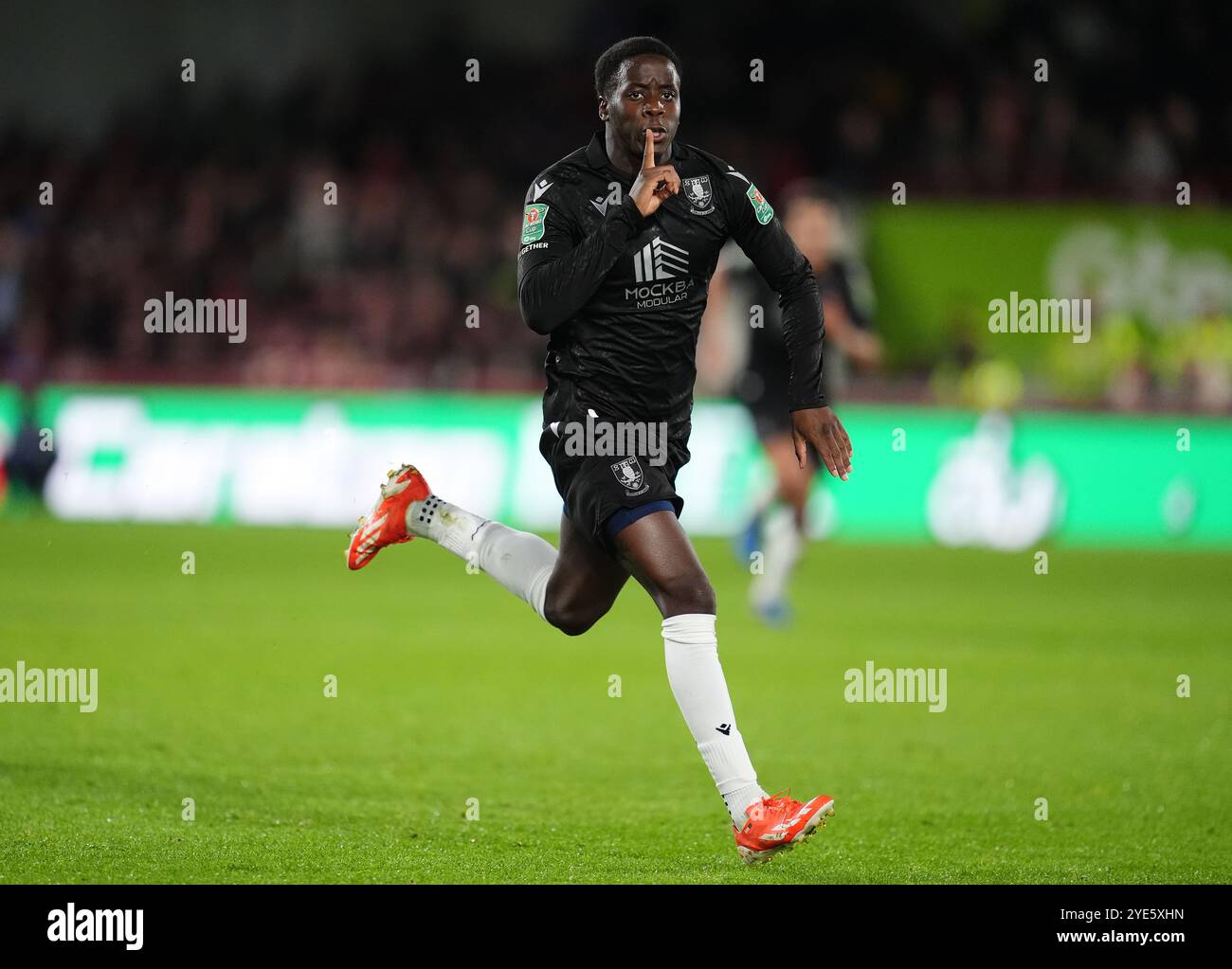 Djeidi Gassama de Sheffield mercredi célèbre avoir marqué le premier but de son équipe lors du match de quatrième tour de la Coupe Carabao au stade communautaire Gtech de Londres. Date de la photo : mardi 29 octobre 2024. Banque D'Images