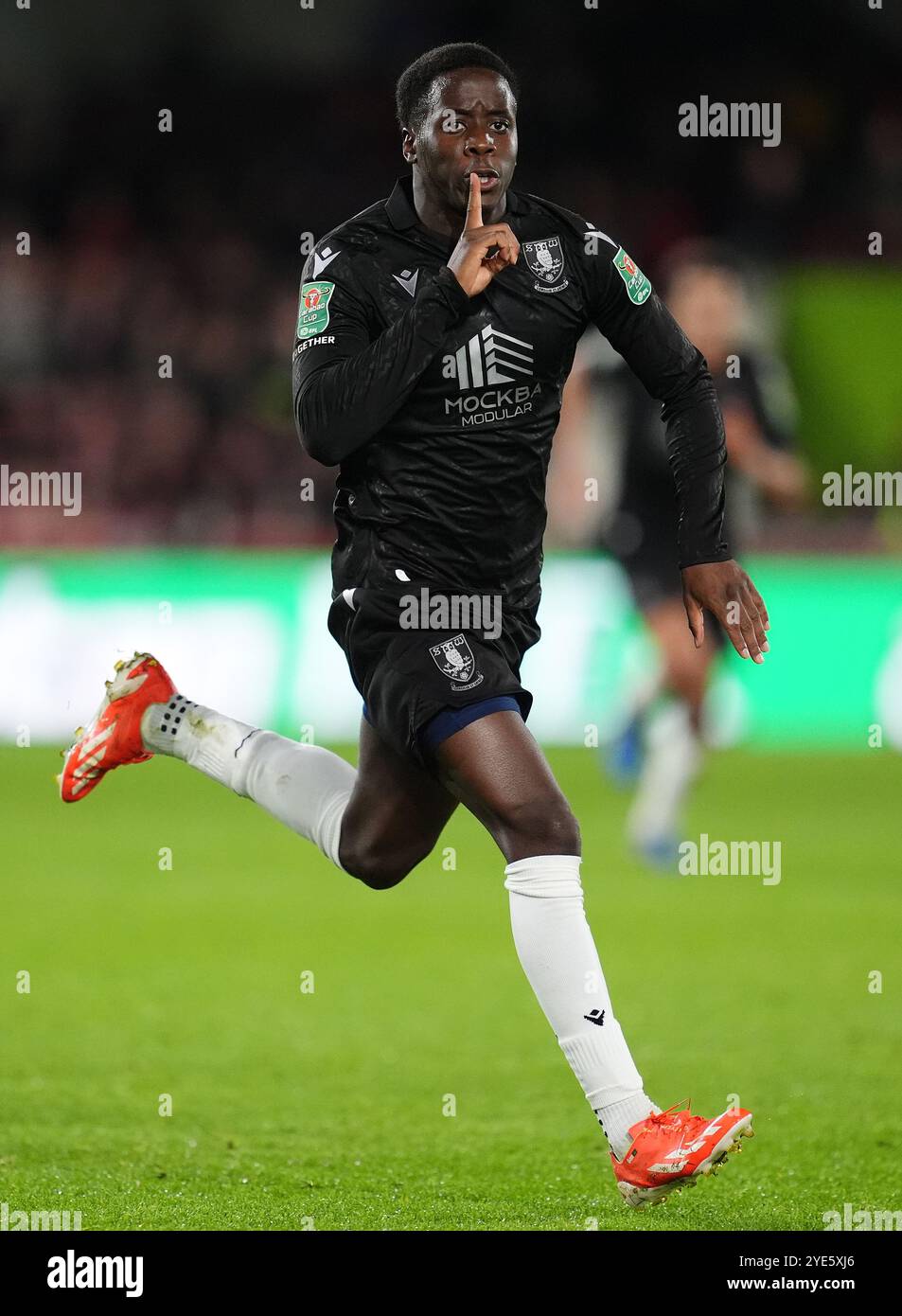 Djeidi Gassama de Sheffield mercredi célèbre avoir marqué le premier but de son équipe lors du match de quatrième tour de la Coupe Carabao au stade communautaire Gtech de Londres. Date de la photo : mardi 29 octobre 2024. Banque D'Images