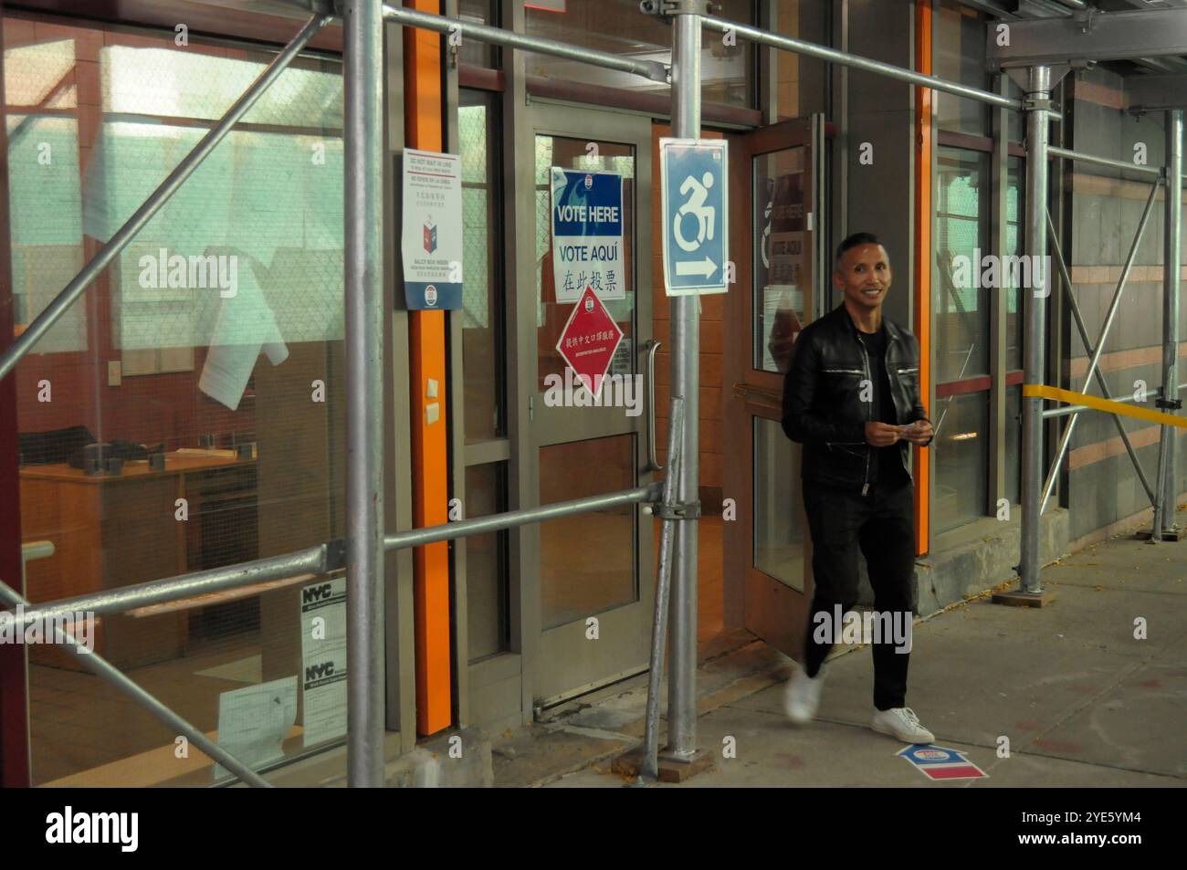 New York, États-Unis. 28 octobre 2024. Une personne quitte un site de vote pour les élections américaines de 2024 à Manhattan, New York. (Photo de Jimin Kim/SOPA images/SIPA USA) crédit : SIPA USA/Alamy Live News Banque D'Images