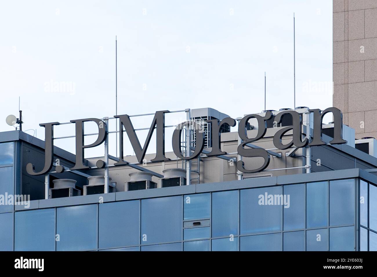 Varsovie, Pologne. 28 octobre 2024. Le logo J. P. Morgan est visible sur un bâtiment à Varsovie. (Crédit image : © Marek Antoni Iwanczuk/SOPA images via ZUMA Press Wire) USAGE ÉDITORIAL SEULEMENT! Non destiné à UN USAGE commercial ! Banque D'Images