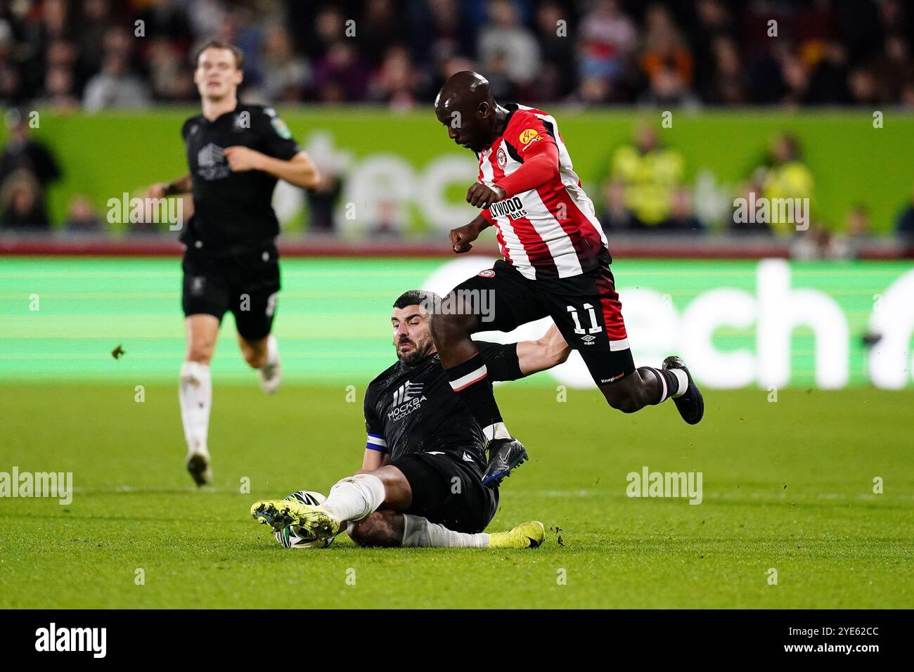 Yoane Wissa de Brentford (à droite) est attaqué par Callum Paterson de Sheffield Wednesday (à gauche) lors du match de quatrième tour de la Coupe Carabao au Gtech Community Stadium de Londres. Date de la photo : mardi 29 octobre 2024. Banque D'Images