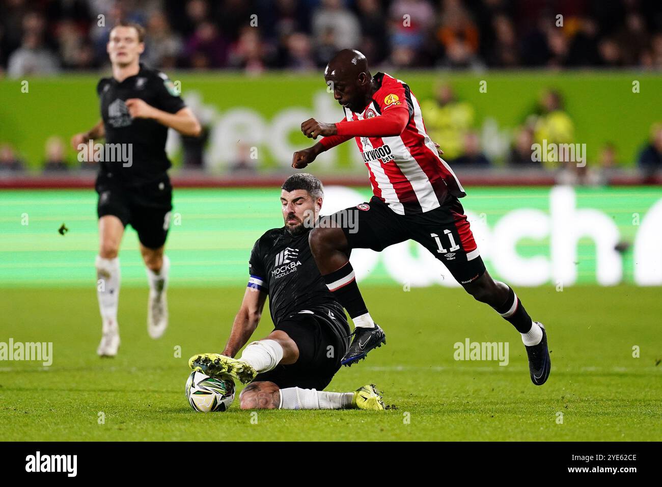 Yoane Wissa de Brentford (à droite) est attaqué par Callum Paterson de Sheffield Wednesday (à gauche) lors du match de quatrième tour de la Coupe Carabao au Gtech Community Stadium de Londres. Date de la photo : mardi 29 octobre 2024. Banque D'Images