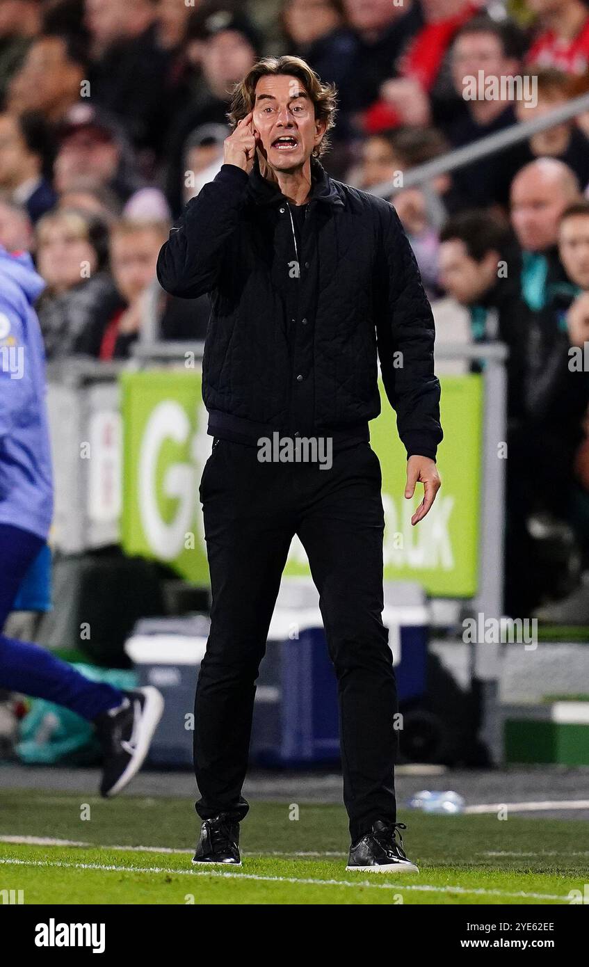 Thomas Frank, entraîneur de Brentford, fait un geste sur la ligne de touche lors du match de quatrième tour de la Coupe Carabao au Gtech Community Stadium de Londres. Date de la photo : mardi 29 octobre 2024. Banque D'Images