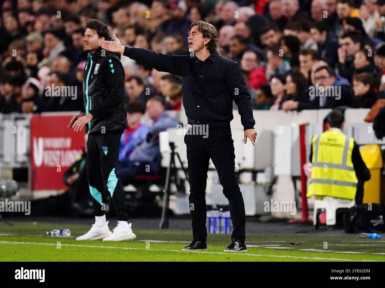 Thomas Frank, entraîneur de Brentford, fait un geste sur la ligne de touche lors du match de quatrième tour de la Coupe Carabao au Gtech Community Stadium de Londres. Date de la photo : mardi 29 octobre 2024. Banque D'Images