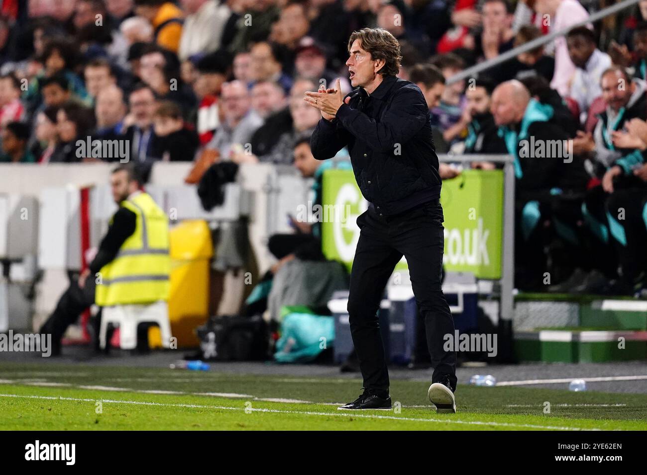 Thomas Frank, entraîneur de Brentford, fait un geste sur la ligne de touche lors du match de quatrième tour de la Coupe Carabao au Gtech Community Stadium de Londres. Date de la photo : mardi 29 octobre 2024. Banque D'Images