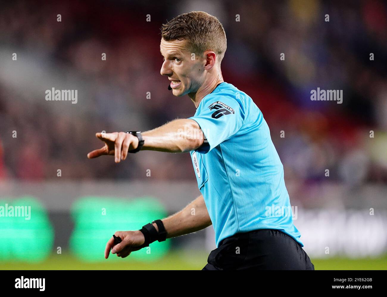 L'arbitre Finnie lors du match de quatrième tour de la Coupe Carabao au Gtech Community Stadium de Londres. Date de la photo : mardi 29 octobre 2024. Banque D'Images