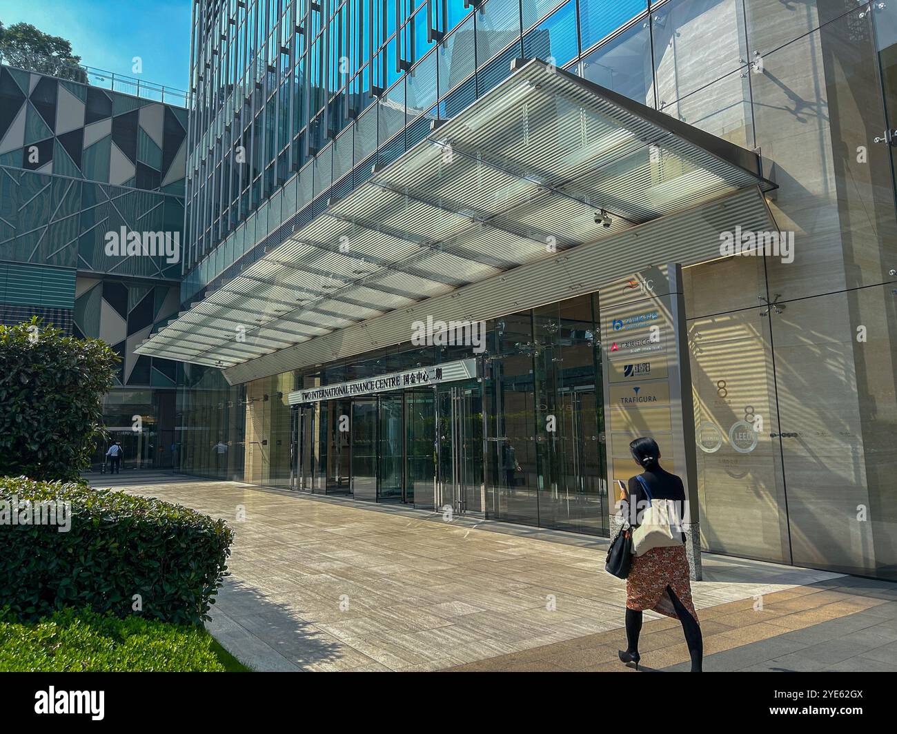 Shanghai, Chine, architecture moderne, immeuble de bureaux, entrée, "deux centres financiers internationaux" Bund, Pudong, Woman Walking Front Banque D'Images