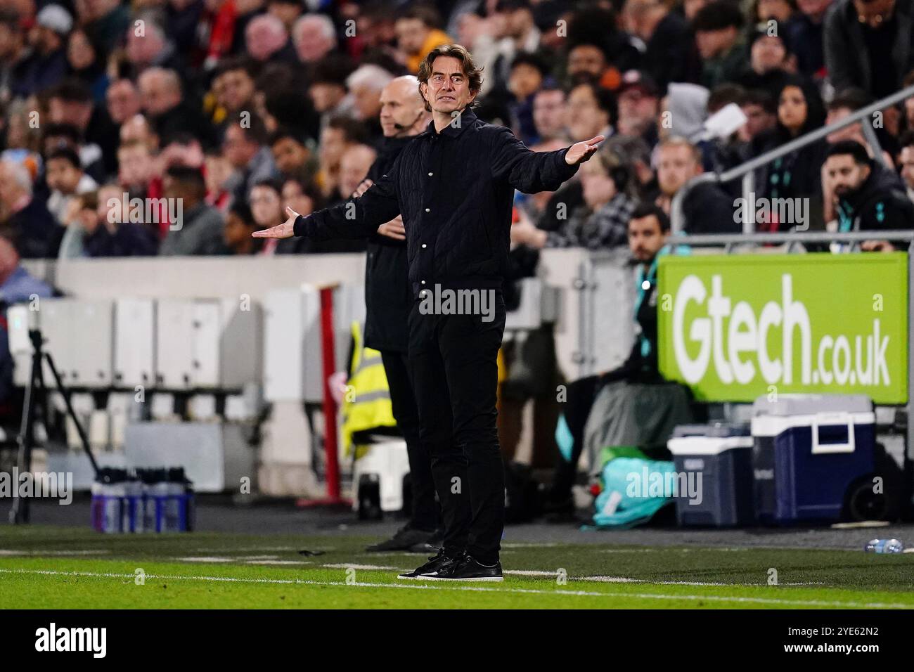 Thomas Frank, entraîneur de Brentford, fait un geste sur la ligne de touche lors du match de quatrième tour de la Coupe Carabao au Gtech Community Stadium de Londres. Date de la photo : mardi 29 octobre 2024. Banque D'Images