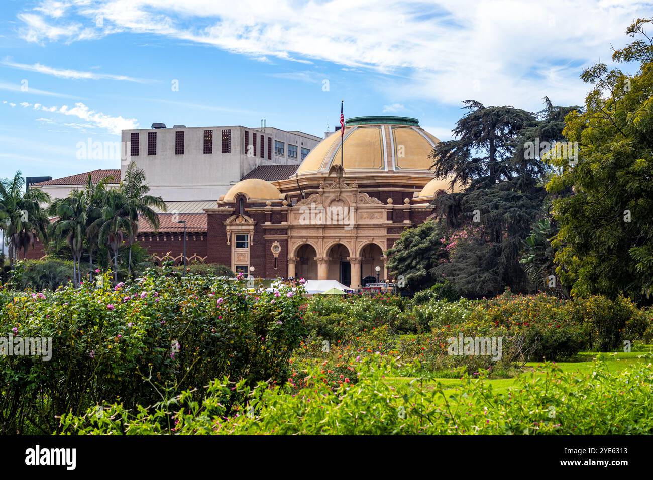Dôme du bâtiment du musée d'histoire naturelle du comté de Los Angeles à Los Angeles, Californie, vu des roseraies du parc d'exposition Banque D'Images