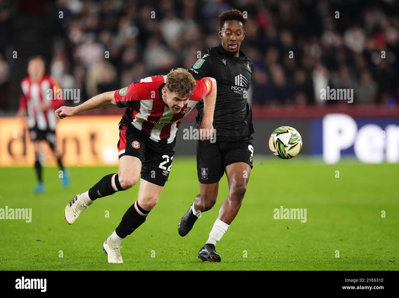 Jamal Lowe de Sheffield Wednesday (à droite) et Nathan Collins de Brentford s'affrontent pour le ballon lors du match de quatrième tour de la Carabao Cup au Gtech Community Stadium de Londres. Date de la photo : mardi 29 octobre 2024. Banque D'Images