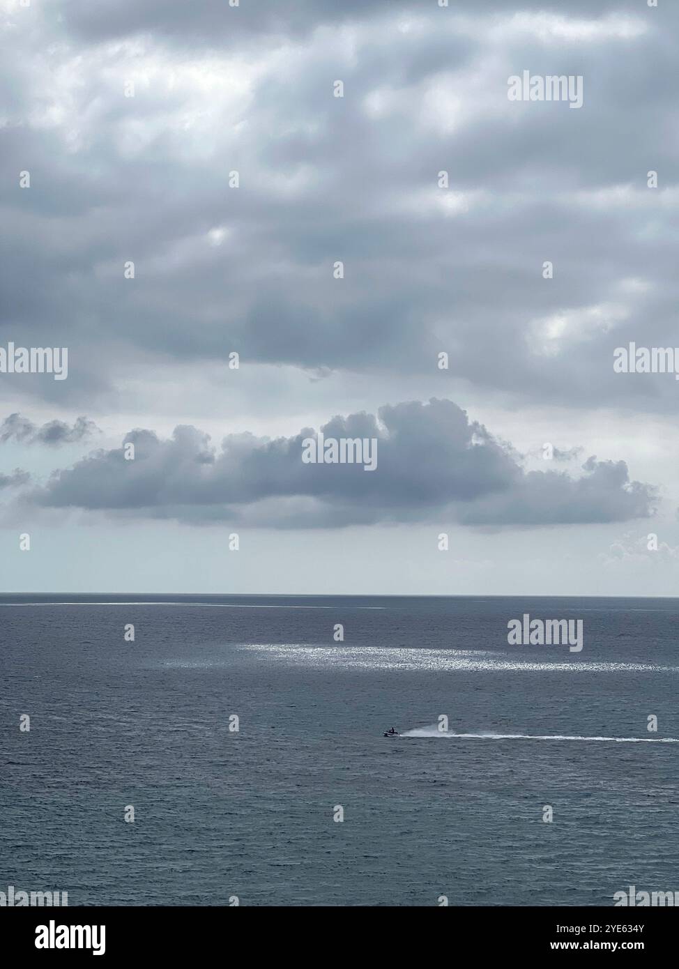 Éblouissement sur la mer. Lumière du soleil réfléchie sur la surface de l'eau. Scooter de l'eau dans la mer. Banque D'Images