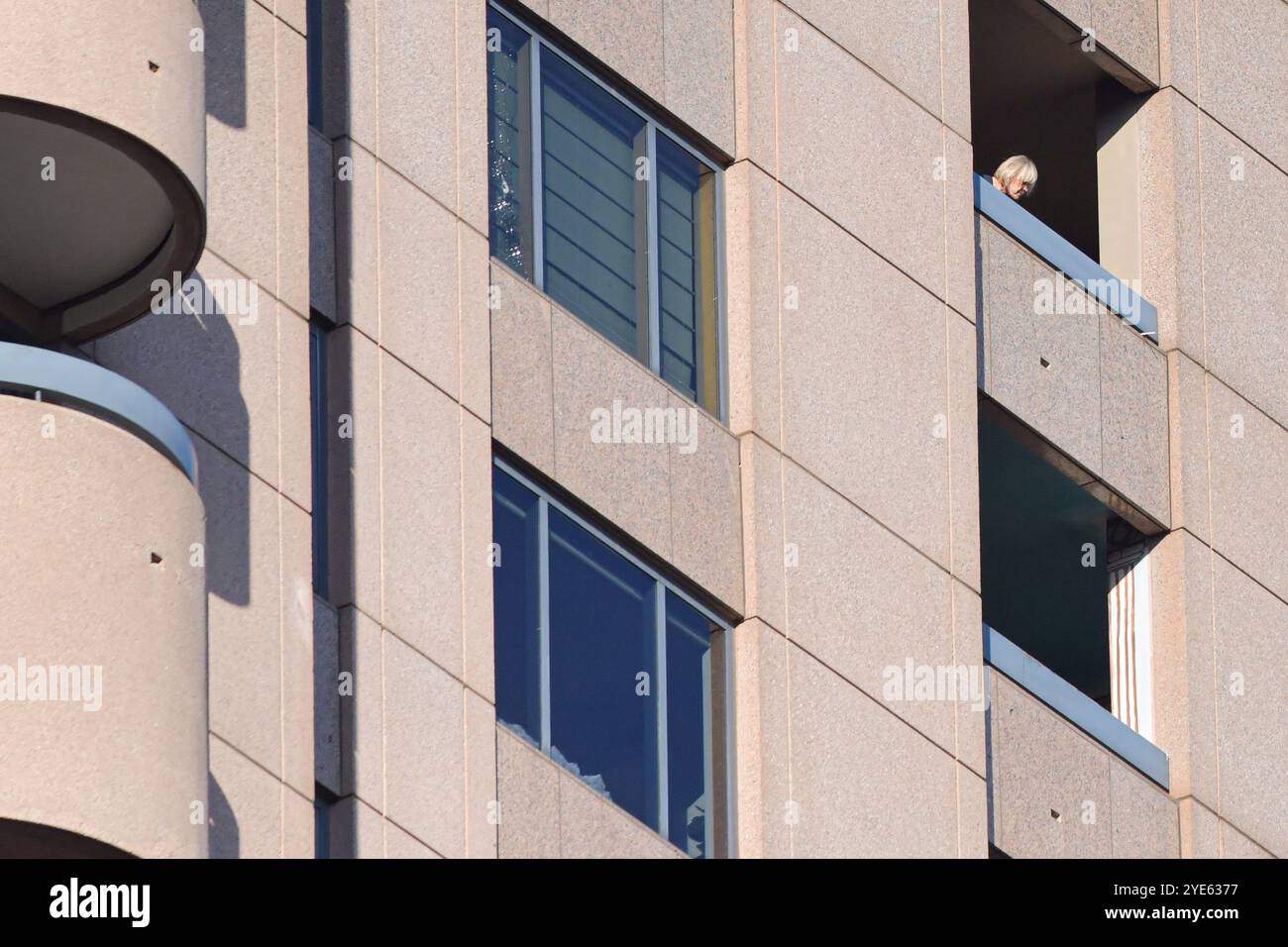 Atlanta, Géorgie, États-Unis. 29 octobre 2024. Le voisin de l'étage du tireur regardant vers le bas vers le balcon de la résidence penthouse Shooters au Midtown four Season Hotel, Atlanta, Géorgie le 29 octobre 2024. (Crédit image : © Christopher Oquendo/ZUMA Press Wire) USAGE ÉDITORIAL SEULEMENT! Non destiné à UN USAGE commercial ! Banque D'Images