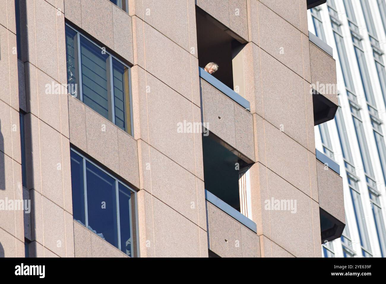 Atlanta, Géorgie, États-Unis. 29 octobre 2024. Le voisin de l'étage du tireur regardant vers le bas vers le balcon de la résidence penthouse Shooters au Midtown four Season Hotel, Atlanta, Géorgie le 29 octobre 2024. (Crédit image : © Christopher Oquendo/ZUMA Press Wire) USAGE ÉDITORIAL SEULEMENT! Non destiné à UN USAGE commercial ! Banque D'Images