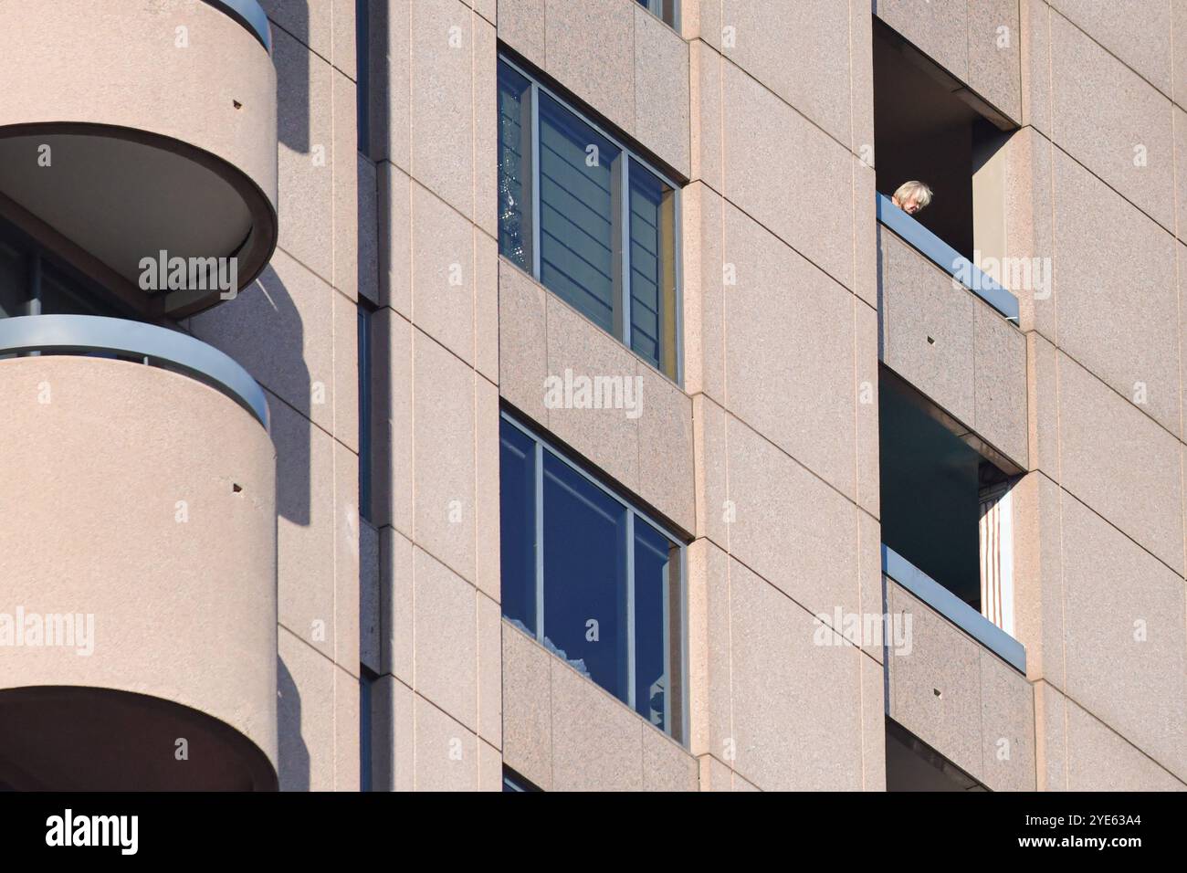 Atlanta, Géorgie, États-Unis. 29 octobre 2024. Le voisin de l'étage du tireur regardant vers le bas vers le balcon de la résidence penthouse Shooters au Midtown four Season Hotel, Atlanta, Géorgie le 29 octobre 2024. (Crédit image : © Christopher Oquendo/ZUMA Press Wire) USAGE ÉDITORIAL SEULEMENT! Non destiné à UN USAGE commercial ! Banque D'Images