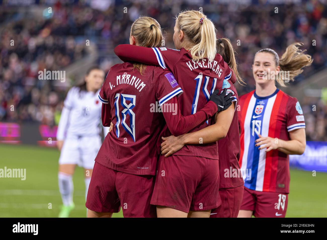 Oslo, Norvège 29 octobre 2024 Ada Hegerberg de Norvège et l'Olympique Lyonnais Feminin célèbrent avoir marqué son but secondaire du match lors des éliminatoires de la première ronde qualificative du Championnat d'Europe entre les femmes norvégiennes et les femmes albanaises tenues au stade Ullevaal d'Oslo, Norvège crédit : Nigel Waldron/Alamy Live News Banque D'Images