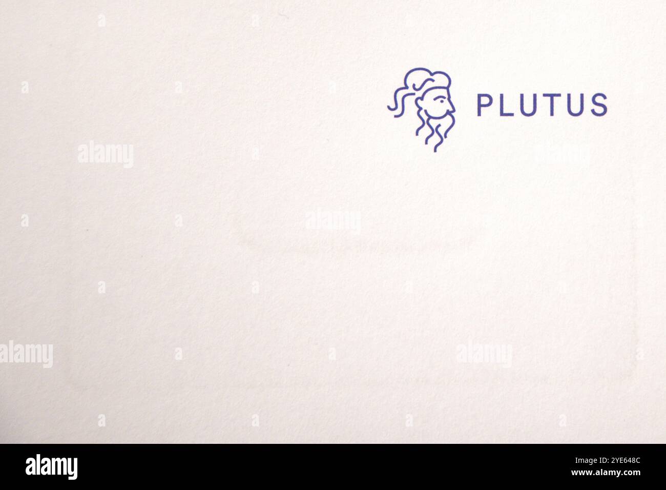 Papier avec logo de Plutus ; fournisseur d'une carte de débit Visa avec cashback en crypto (PLU coin, Pluton) de Block Code Ltd. Banque D'Images