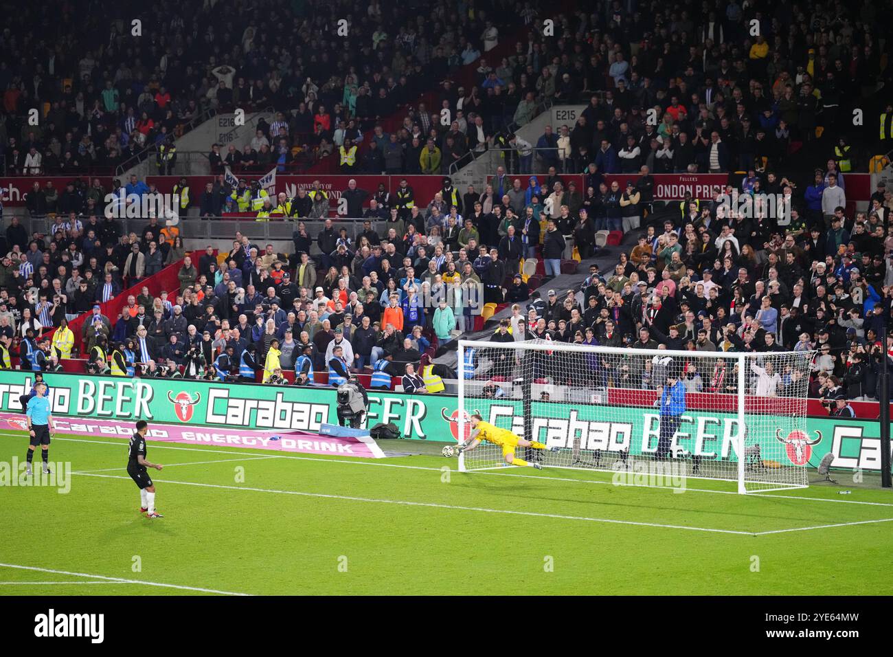 Le gardien de but de Brentford Mark Flekken sauve un penalty lors de la fusillade de Liam Palmer de Sheffield Wednesday pour remporter le match lors du quatrième tour de la Coupe Carabao au Gtech Community Stadium de Londres. Date de la photo : mardi 29 octobre 2024. Banque D'Images