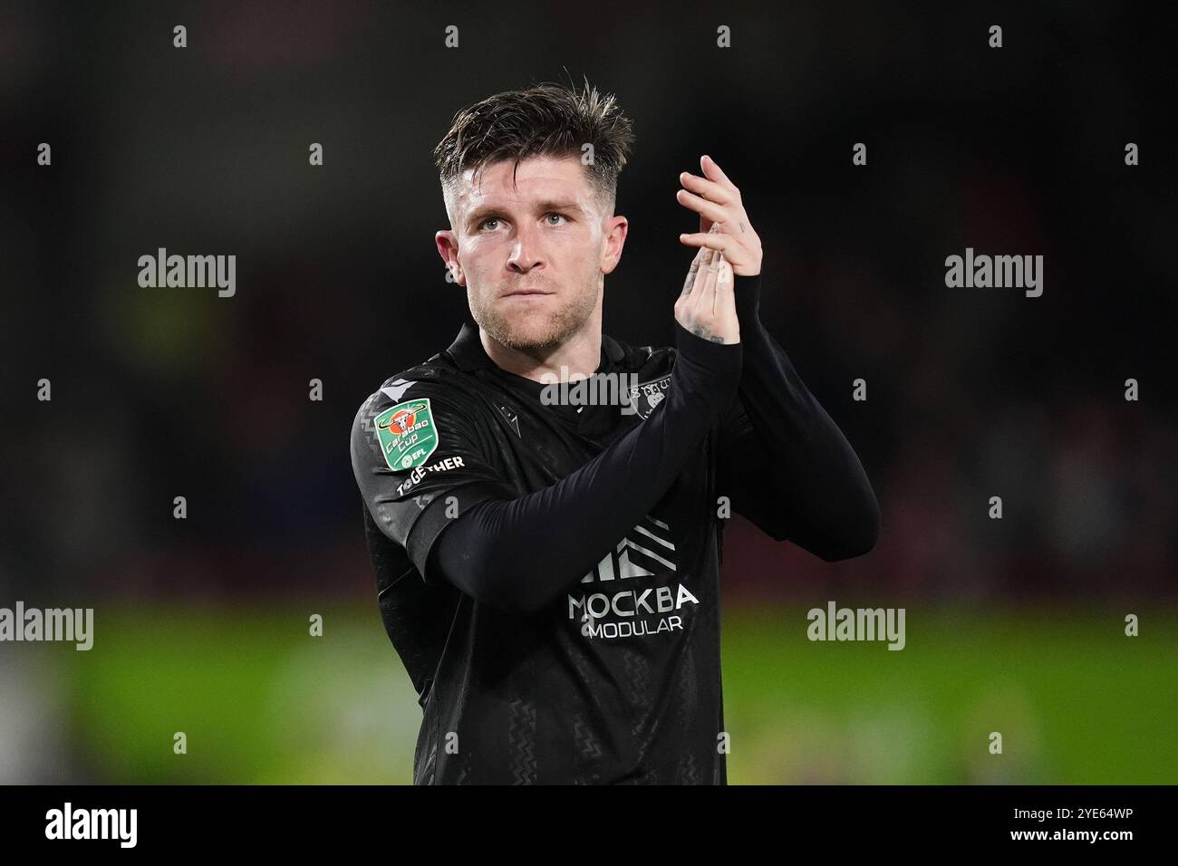 Josh Windass de Sheffield Wednesday applaudit les fans après le match de quatrième tour de la Carabao Cup au Gtech Community Stadium de Londres. Date de la photo : mardi 29 octobre 2024. Banque D'Images
