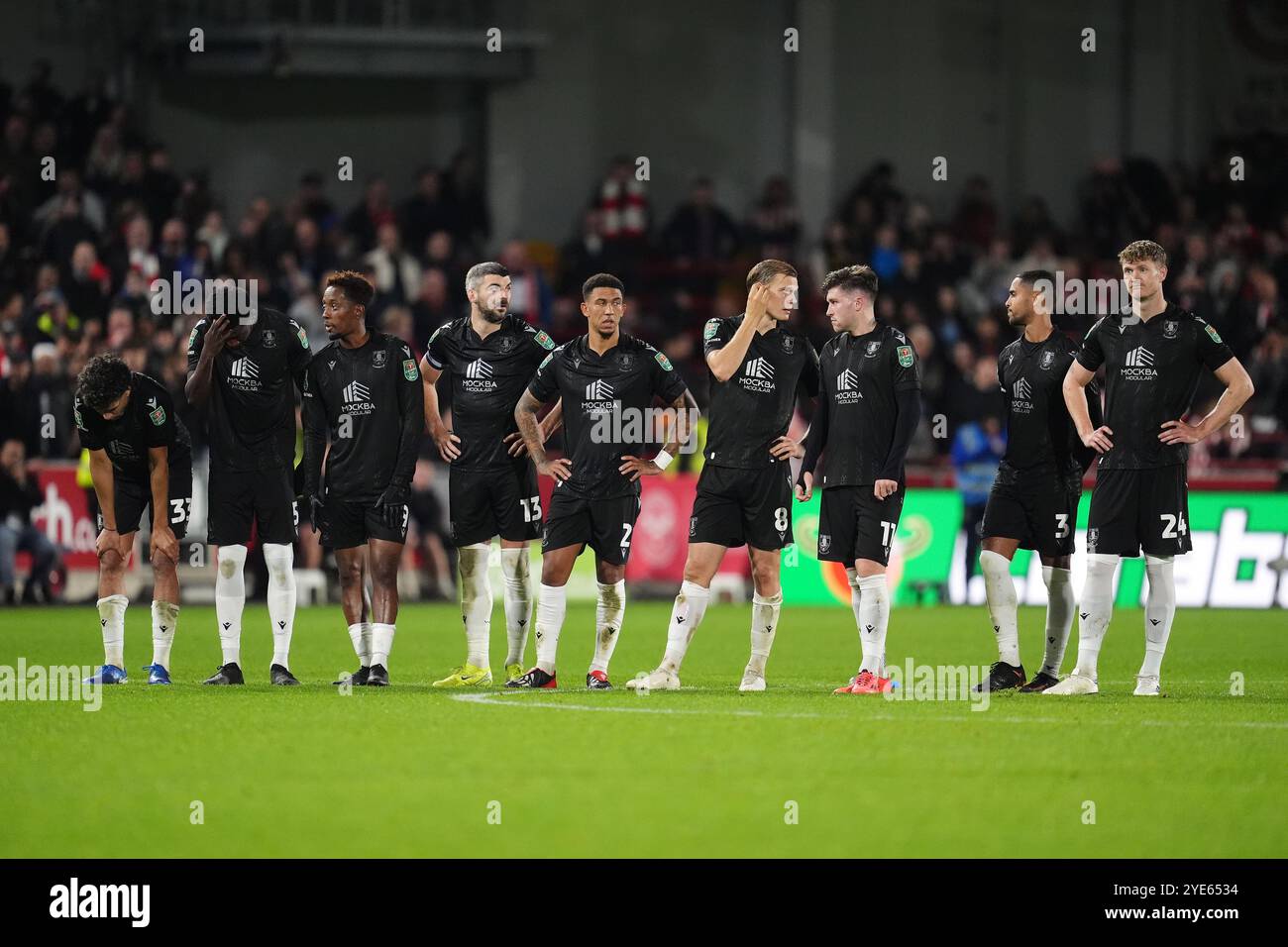 Les joueurs de Sheffield Wednesday sont déçus dans le tir de pénalité lors du match de quatrième tour de la Carabao Cup au Gtech Community Stadium de Londres. Date de la photo : mardi 29 octobre 2024. Banque D'Images