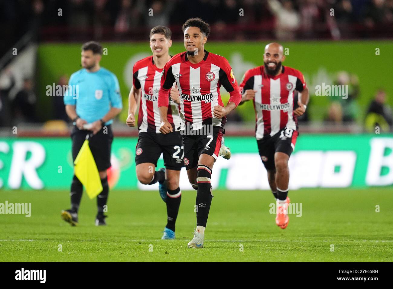 Kevin Schade de Brentford (au centre) célèbre après que le gardien de but Mark Flekken sauve pour remporter le tir de pénalité lors du match de quatrième tour de la Coupe Carabao au Gtech Community Stadium de Londres. Date de la photo : mardi 29 octobre 2024. Banque D'Images