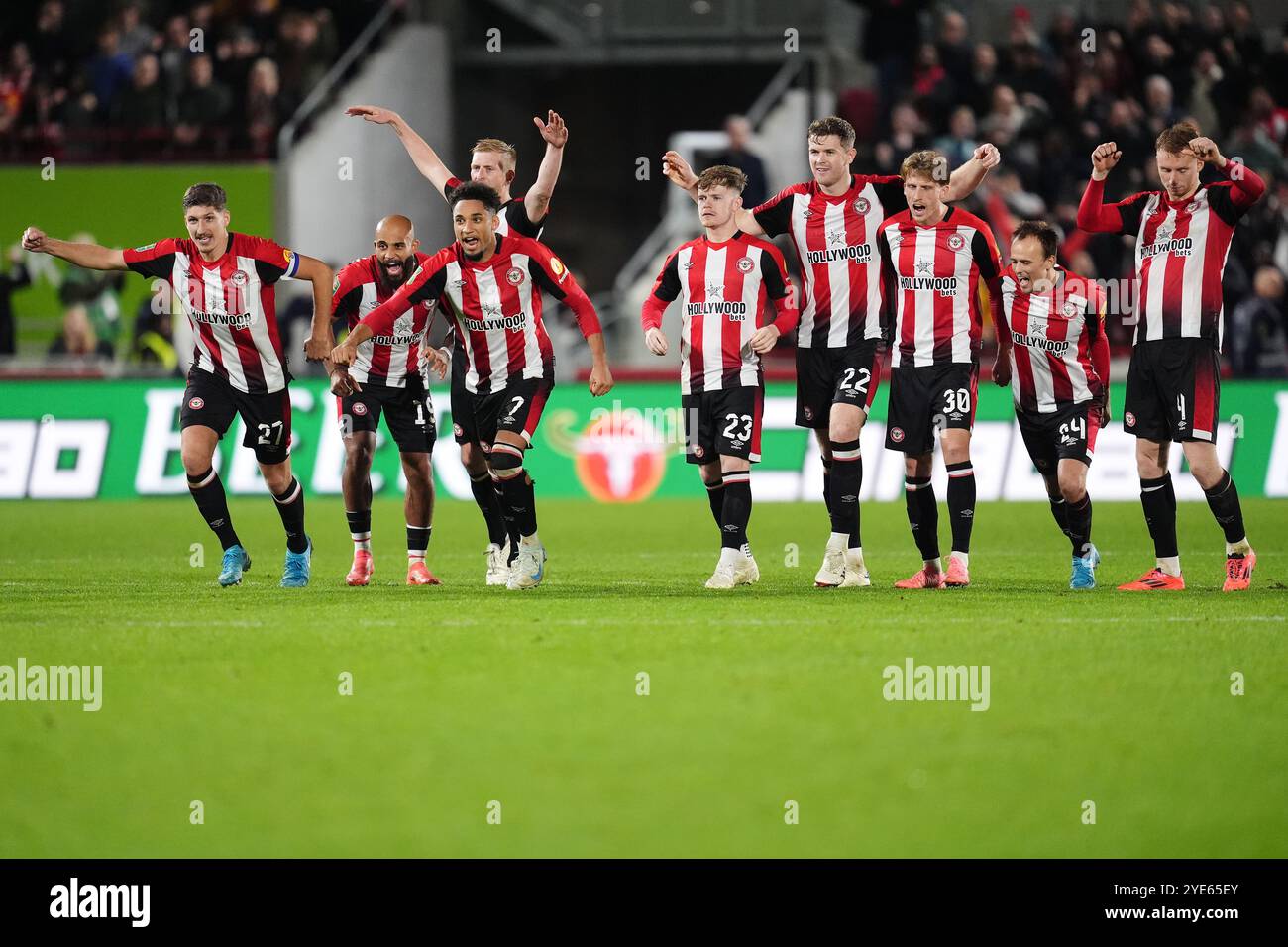 Les joueurs de Brentford célèbrent après que le gardien Mark Flekken a sauvé pour gagner le tir de pénalité lors du match de quatrième tour de la Coupe Carabao au Gtech Community Stadium de Londres. Date de la photo : mardi 29 octobre 2024. Banque D'Images