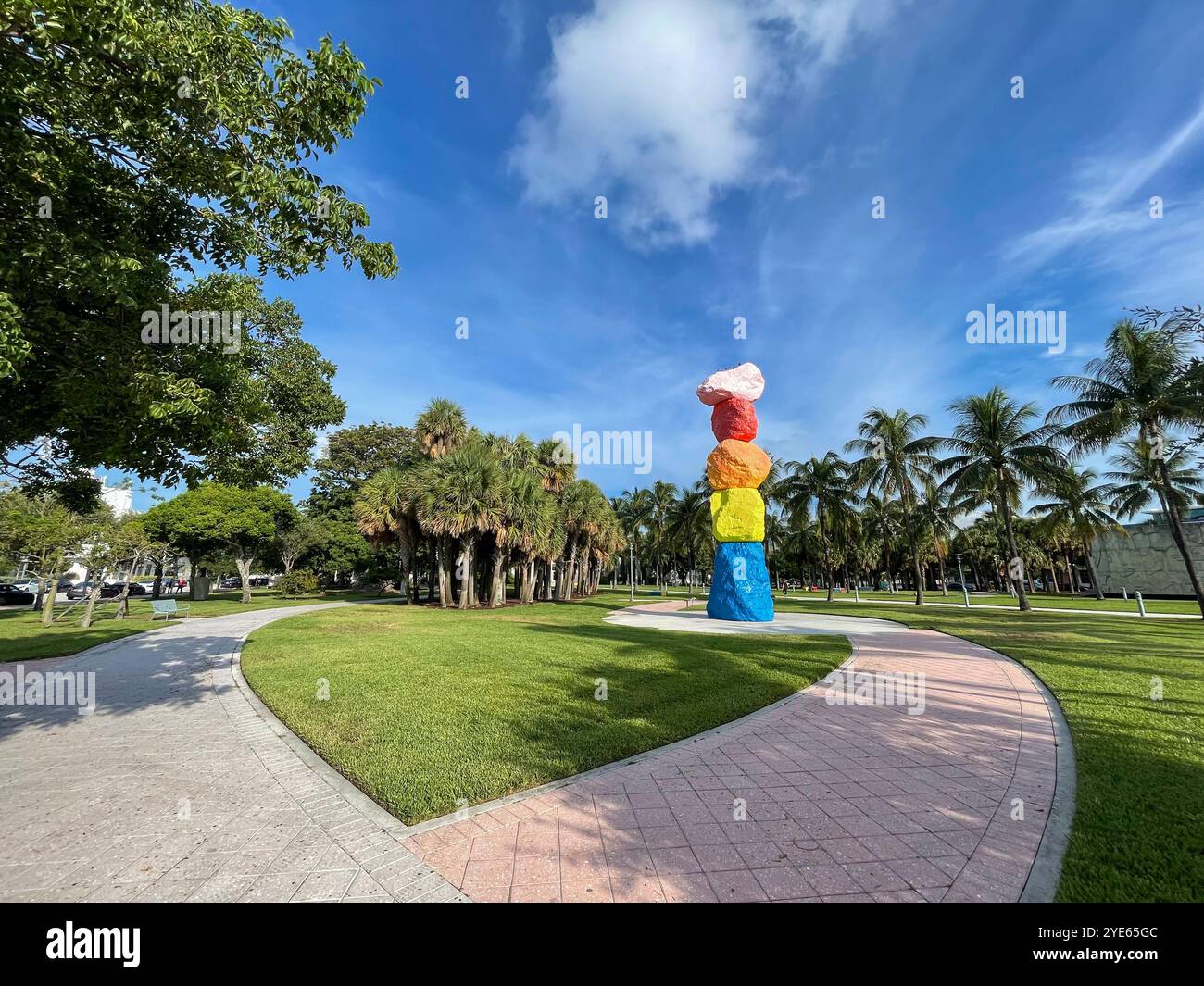 Miami Mountain par l'artiste Ugo Rondinone, se trouve à l'extérieur du musée d'art contemporain Bass dans Collins Park - Image de stock capturée avec un smartphone