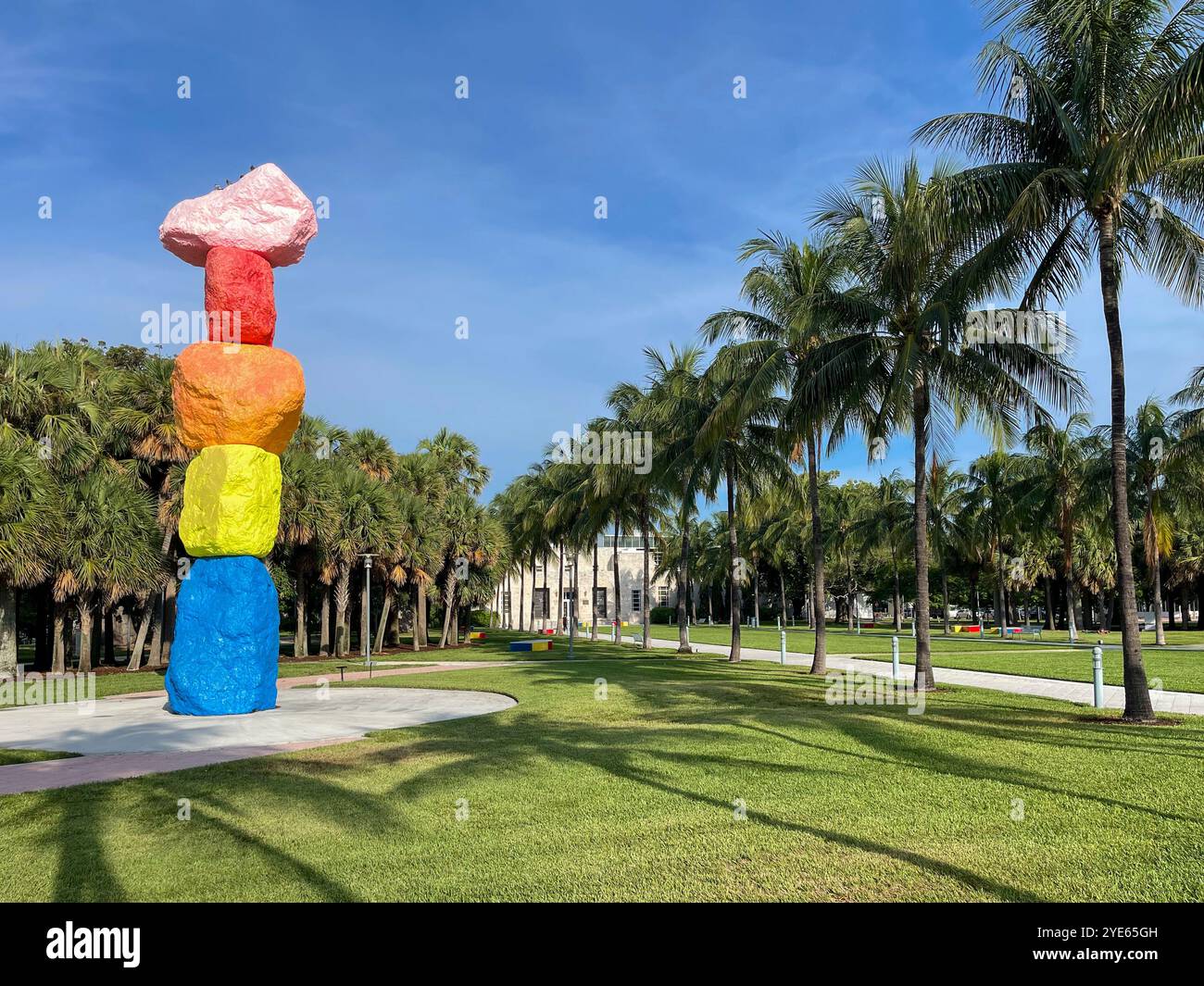 Miami Mountain par l'artiste Ugo Rondinone, se trouve à l'extérieur du musée d'art contemporain Bass dans Collins Park - Image de stock capturée avec un smartphone