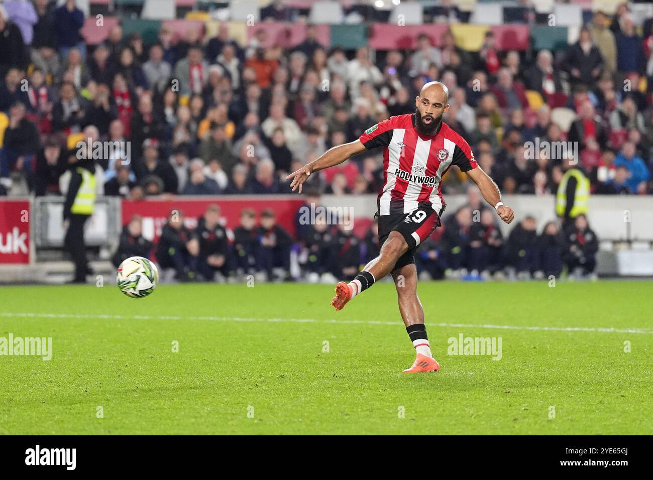 Bryan Mbeumo de Brentford marque dans le tir de pénalité lors du match de quatrième tour de la Carabao Cup au Gtech Community Stadium de Londres. Date de la photo : mardi 29 octobre 2024. Banque D'Images