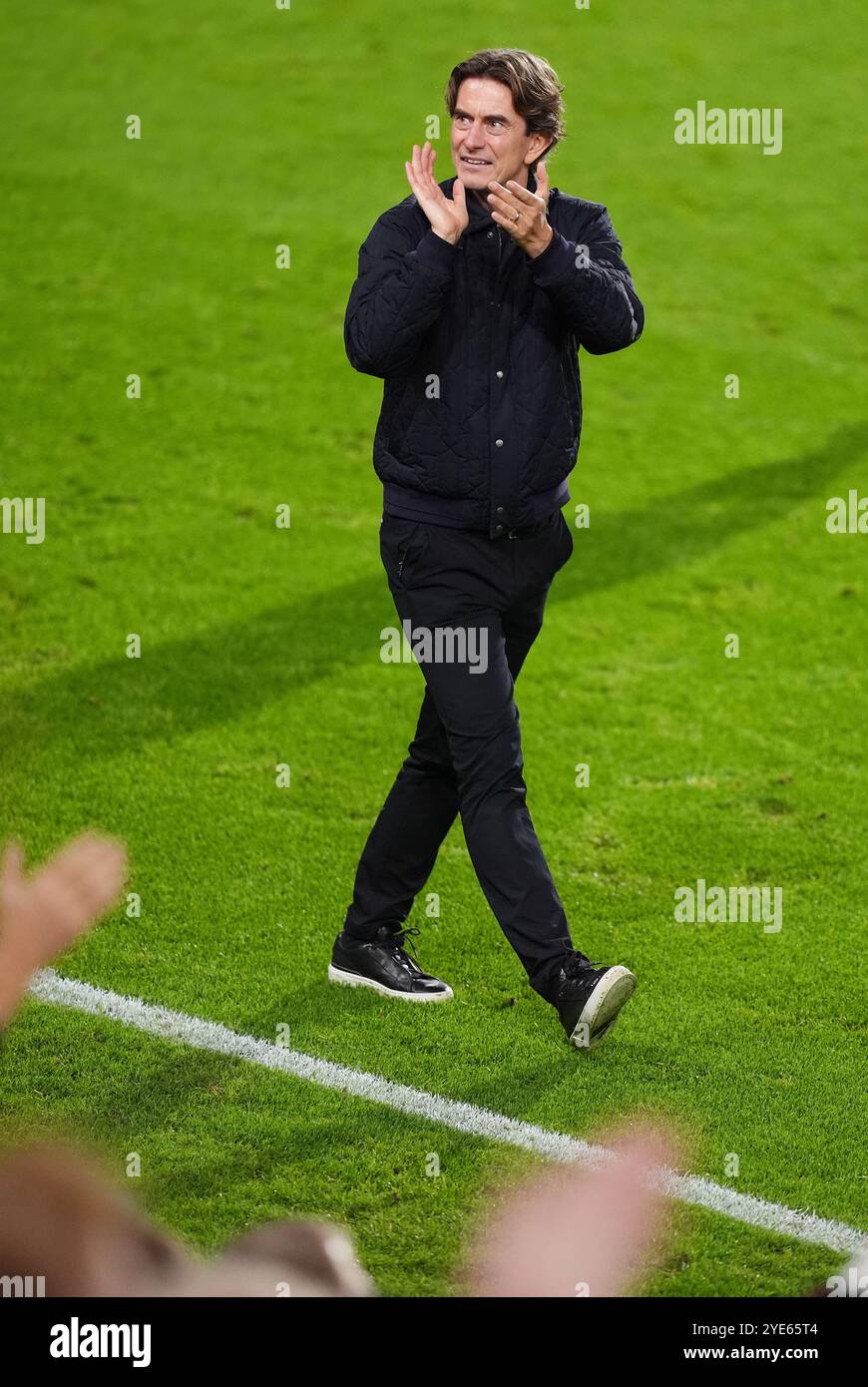 Le manager de Brentford, Thomas Frank, applaudit les supporters après le match de quatrième tour de la Coupe Carabao au Gtech Community Stadium de Londres. Date de la photo : mardi 29 octobre 2024. Banque D'Images