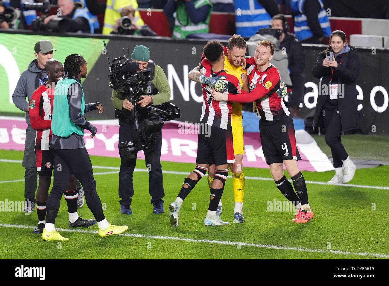 Le gardien de but de Brentford Mark Flekken (deuxième à droite) célèbre avec ses coéquipiers après avoir sauvé un penalty dans la fusillade de Liam Palmer de Sheffield Wednesday pour remporter le match lors du quatrième tour de la Coupe Carabao au Gtech Community Stadium de Londres. Date de la photo : mardi 29 octobre 2024. Banque D'Images