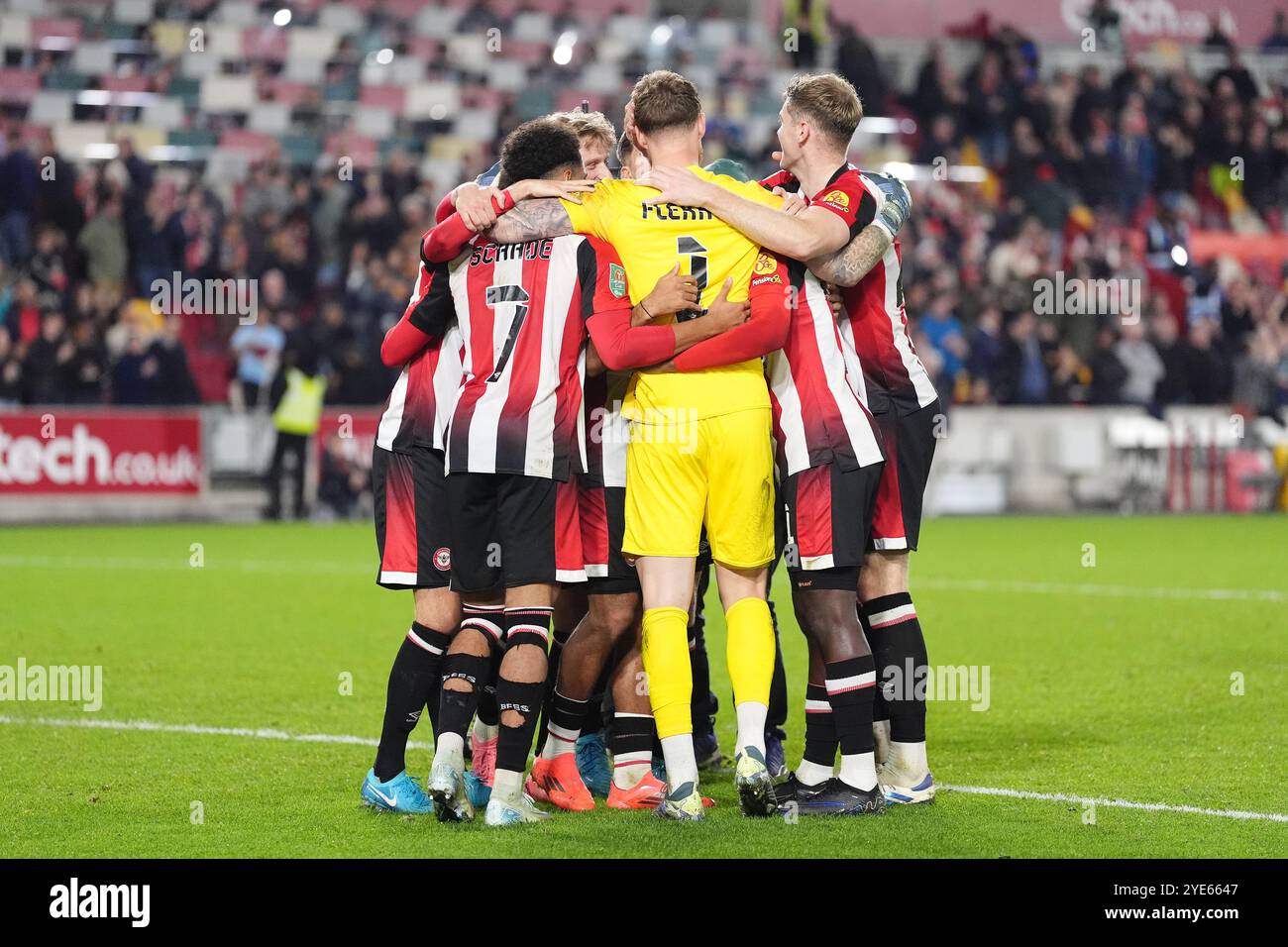 Le gardien de but de Brentford Mark Flekken célèbre avec ses coéquipiers après avoir sauvé un penalty pour remporter le match de quatrième tour de la Coupe Carabao au stade communautaire Gtech de Londres. Date de la photo : mardi 29 octobre 2024. Banque D'Images