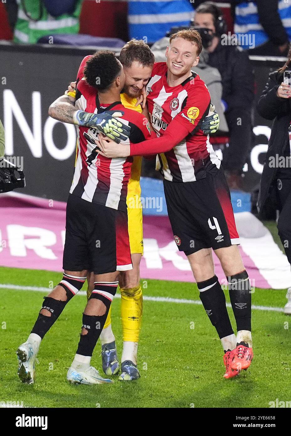 Le gardien de but de Brentford Mark Flekken (au centre) célèbre avec ses coéquipiers après avoir sauvé un penalty dans la fusillade de Liam Palmer de Sheffield Wednesday pour remporter le match lors du quatrième tour de la Coupe Carabao au Gtech Community Stadium de Londres. Date de la photo : mardi 29 octobre 2024. Banque D'Images