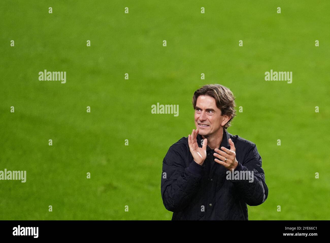 Le manager de Brentford, Thomas Frank, applaudit les supporters après le match de quatrième tour de la Coupe Carabao au Gtech Community Stadium de Londres. Date de la photo : mardi 29 octobre 2024. Banque D'Images