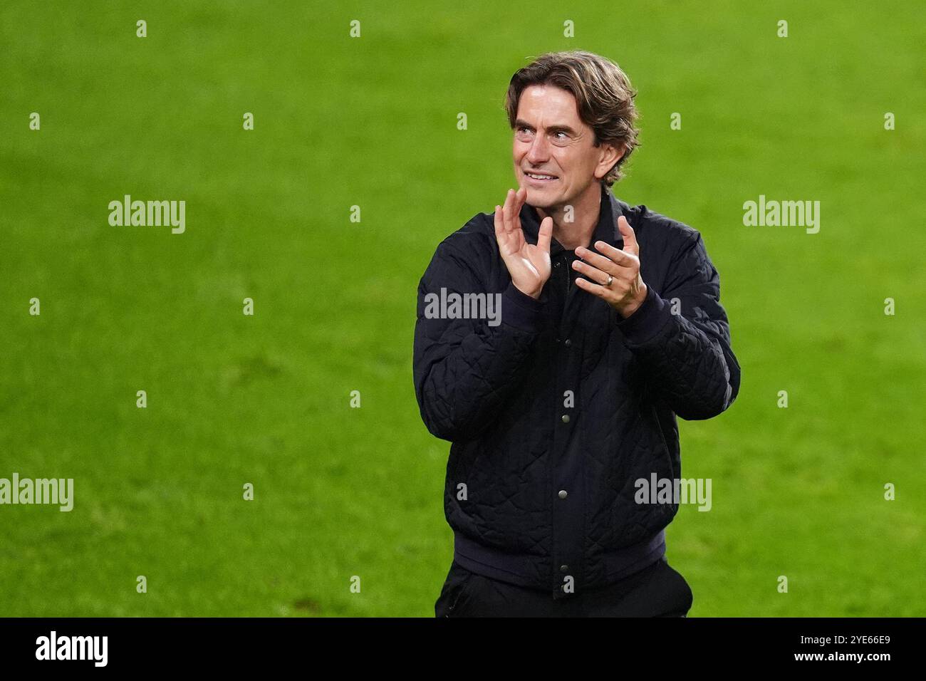 Le manager de Brentford, Thomas Frank, applaudit les supporters après le match de quatrième tour de la Coupe Carabao au Gtech Community Stadium de Londres. Date de la photo : mardi 29 octobre 2024. Banque D'Images