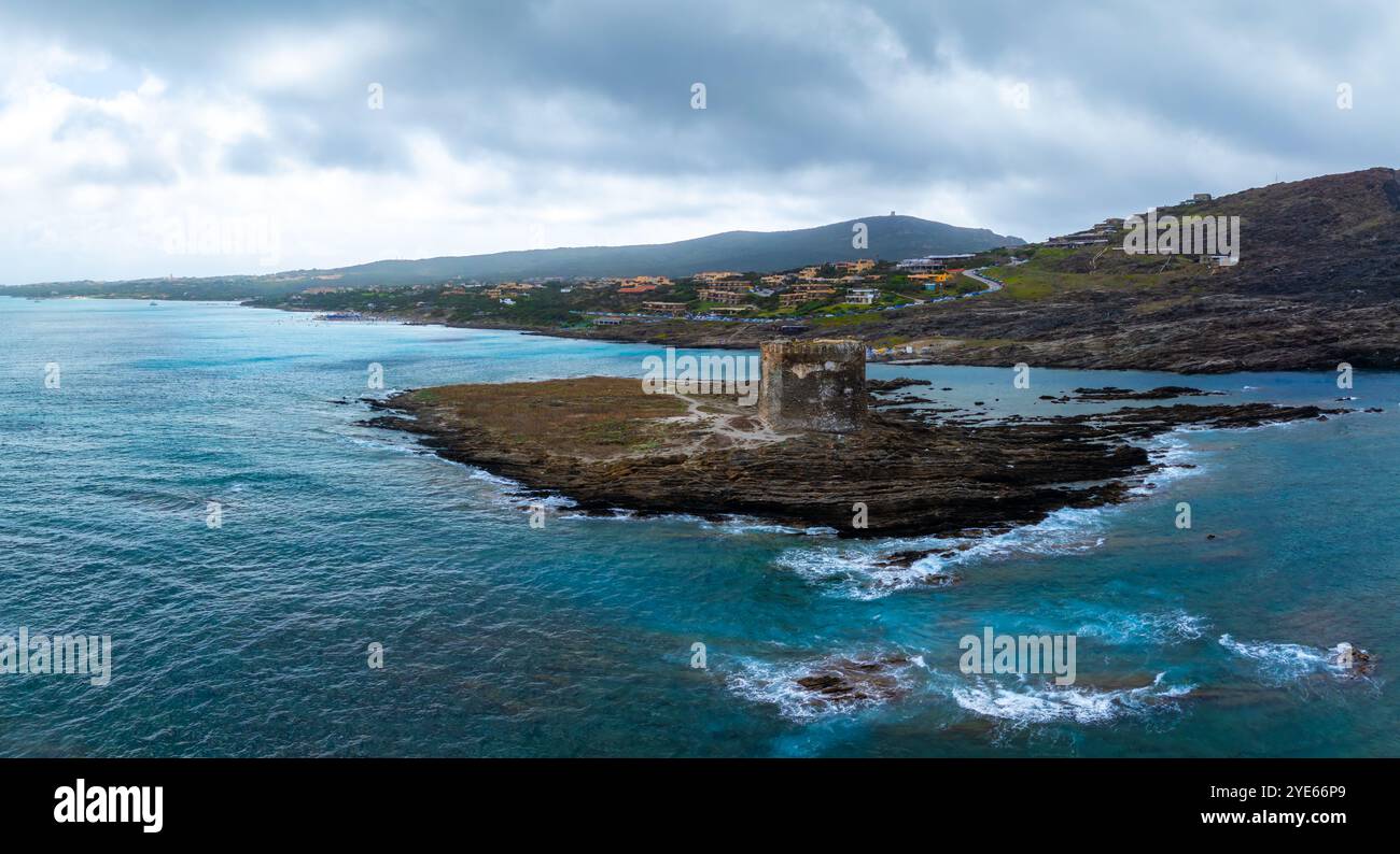 Vue aérienne de la tour côtière de Sardaigne et des eaux turquoises Banque D'Images