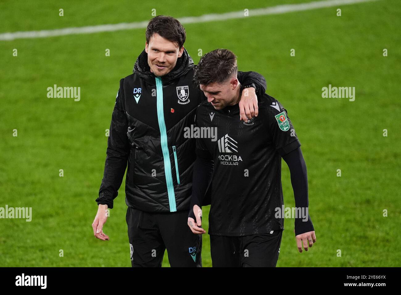 Le manager de Sheffield Wednesday, Danny Rohl (à gauche) et Josh Windass, après le match de quatrième tour de la Carabao Cup au Gtech Community Stadium de Londres. Date de la photo : mardi 29 octobre 2024. Banque D'Images