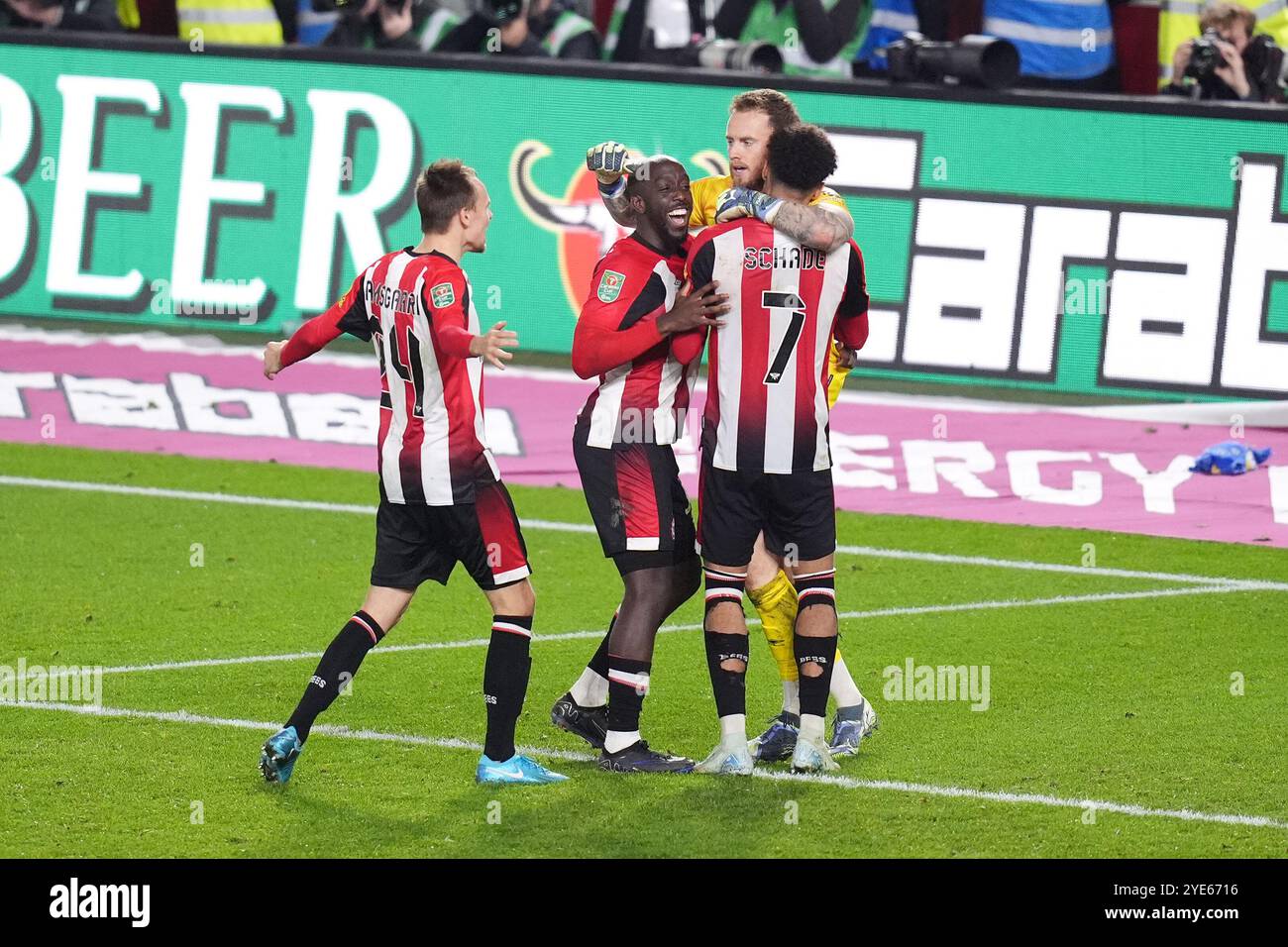 Le gardien de but de Brentford Mark Flekken (deuxième à droite) célèbre avec ses coéquipiers après avoir sauvé un penalty dans la fusillade de Liam Palmer de Sheffield Wednesday pour remporter le match lors du quatrième tour de la Coupe Carabao au Gtech Community Stadium de Londres. Date de la photo : mardi 29 octobre 2024. Banque D'Images