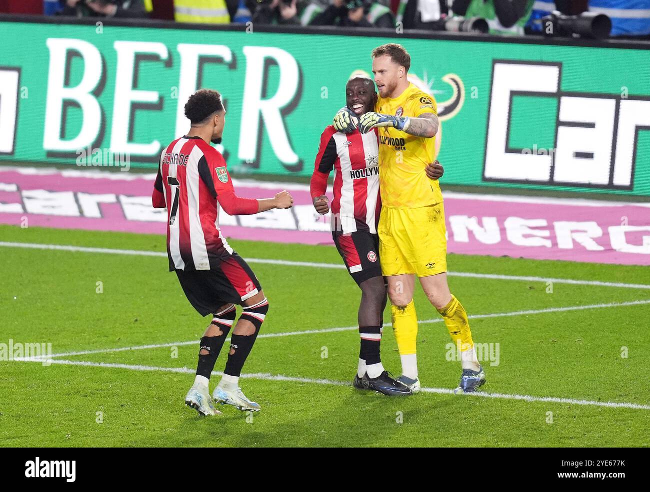 Le gardien de but de Brentford Mark Flekken (à droite) célèbre avec ses coéquipiers après avoir sauvé un penalty dans la fusillade de Liam Palmer de Sheffield Wednesday pour remporter le match lors du quatrième tour de la Coupe Carabao au Gtech Community Stadium de Londres. Date de la photo : mardi 29 octobre 2024. Banque D'Images