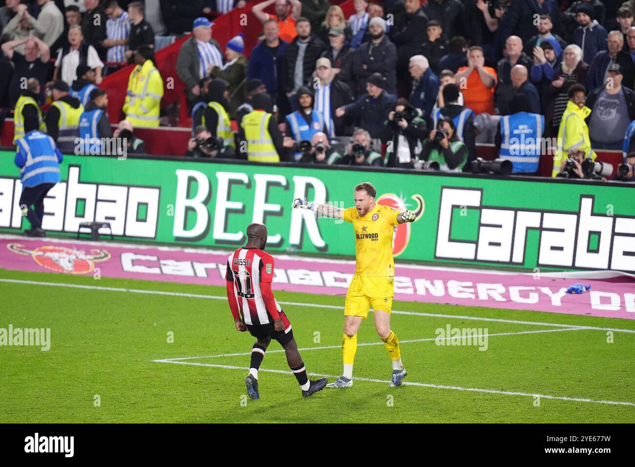 Le gardien de Brentford Mark Flekken (à droite) célèbre avec Yoane Wissa (à gauche) après avoir sauvé un penalty dans la fusillade de Liam Palmer de Sheffield Wednesday pour remporter le match lors du quatrième tour de la Coupe Carabao au Gtech Community Stadium de Londres. Date de la photo : mardi 29 octobre 2024. Banque D'Images