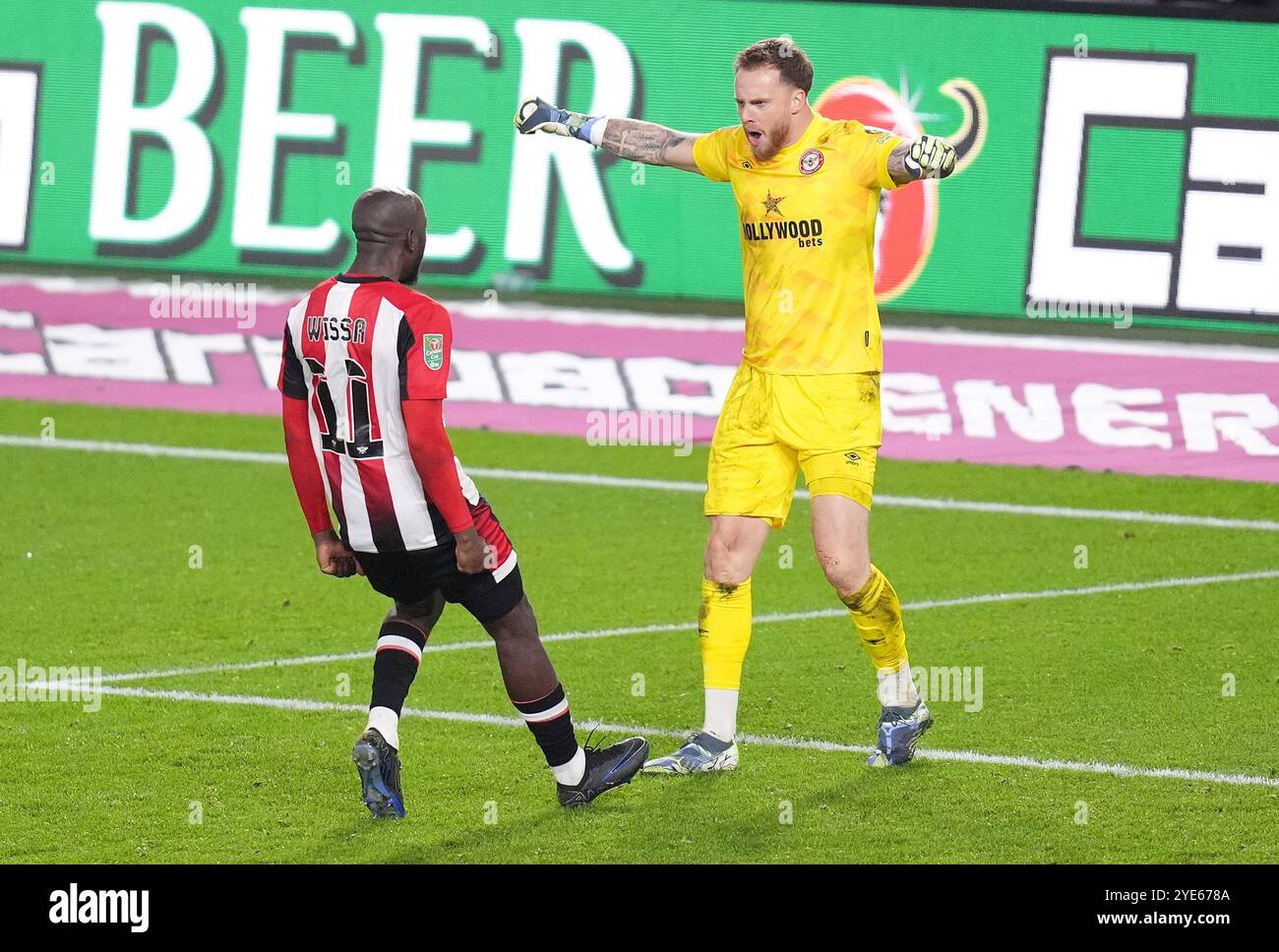 Le gardien de Brentford Mark Flekken (à droite) célèbre avec Yoane Wissa (à gauche) après avoir sauvé un penalty dans la fusillade de Liam Palmer de Sheffield Wednesday pour remporter le match lors du quatrième tour de la Coupe Carabao au Gtech Community Stadium de Londres. Date de la photo : mardi 29 octobre 2024. Banque D'Images