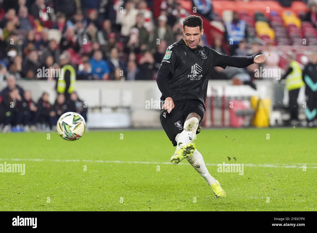 Marvin Johnson de Sheffield Wednesday marque dans le tir de pénalité lors du match de quatrième tour de la Carabao Cup au Gtech Community Stadium de Londres. Date de la photo : mardi 29 octobre 2024. Banque D'Images