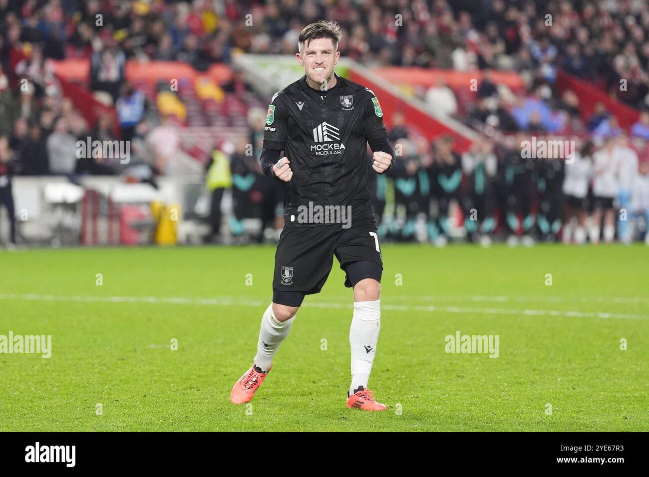 Josh Windass de Sheffield Wednesday célèbre le but lors du tir de pénalité lors du match de quatrième tour de la Coupe Carabao au Gtech Community Stadium de Londres. Date de la photo : mardi 29 octobre 2024. Banque D'Images