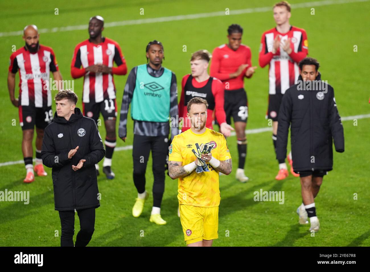 Le gardien de but de Brentford Mark Flekken (au centre) et ses coéquipiers applaudissent les supporters après le match du quatrième tour de la Coupe Carabao au stade communautaire Gtech de Londres. Date de la photo : mardi 29 octobre 2024. Banque D'Images
