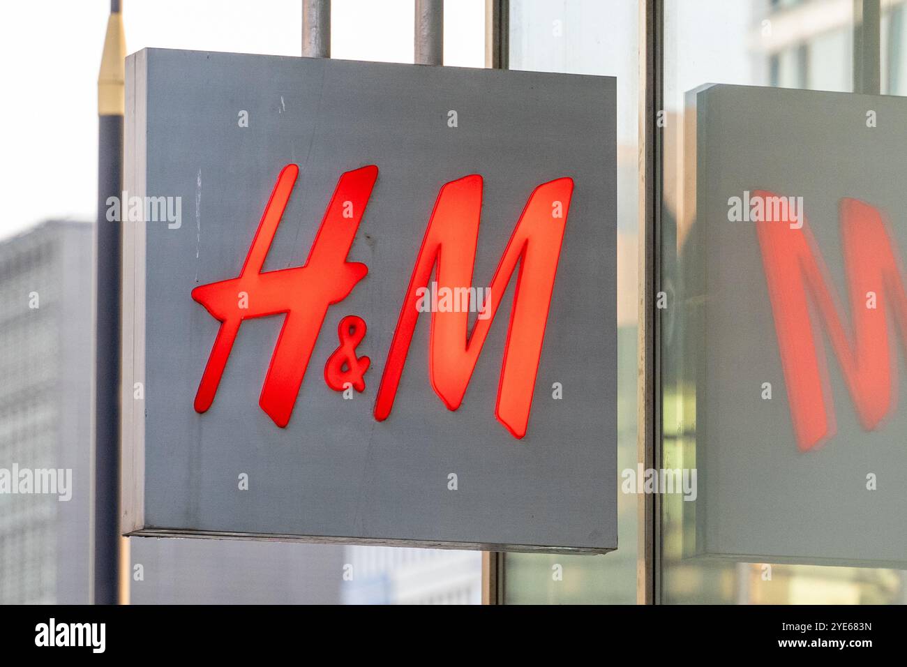 Varsovie, Pologne. 29 octobre 2024. Logo H&M vu sur le bâtiment à Varsovie. (Photo de Marek Antoni Iwanczuk/SOPA images/SIPA USA) crédit : SIPA USA/Alamy Live News Banque D'Images