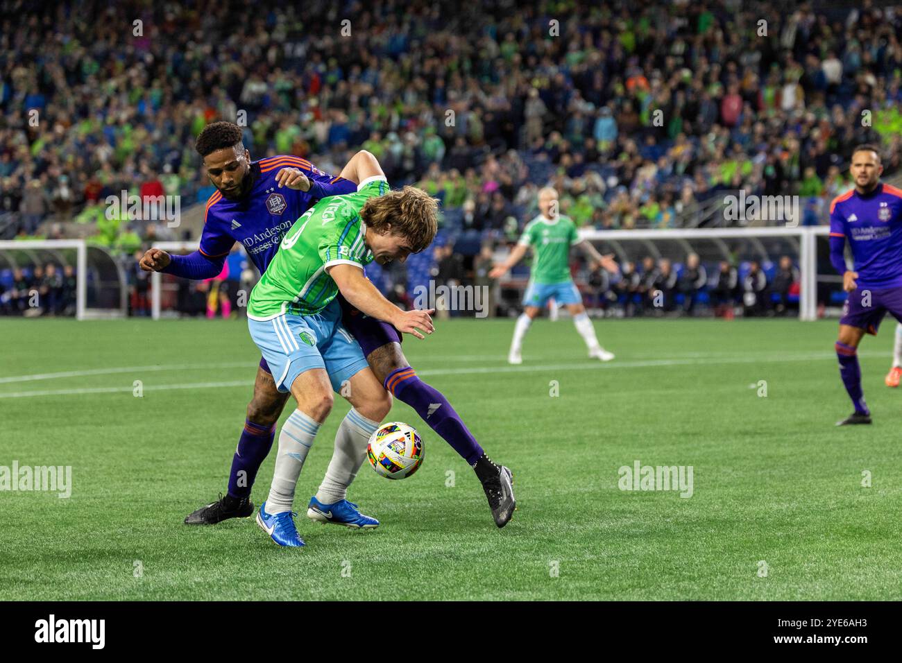 Seattle, Washington, États-Unis. 28 octobre 2024. MICHAEL, joueur de Dynamo DE Houston #31, combat PEDRO DE LA VEGA, joueur des Seattle Sounders #10 pour la possession du ballon, dans la 1ère moitié du match, Seattle Sounders vs Houston Dynamo, dans le premier tour des séries éliminatoires, avec la victoire allant à Seattle en jeu se terminant par des tirs de pénalité. (Crédit image : © Melissa Levin/ZUMA Press Wire) USAGE ÉDITORIAL SEULEMENT! Non destiné à UN USAGE commercial ! Banque D'Images