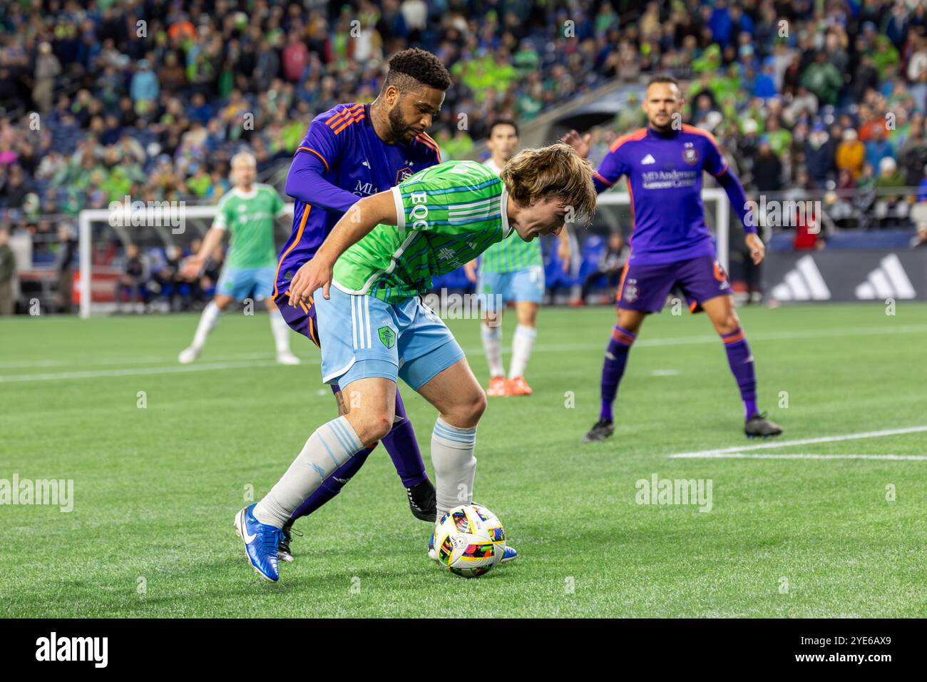 Seattle, Washington, États-Unis. 28 octobre 2024. MICHAEL, joueur de Dynamo DE Houston #31, combat PEDRO DE LA VEGA, joueur des Seattle Sounders #10 pour la possession du ballon, dans la 1ère moitié du match, Seattle Sounders vs Houston Dynamo, dans le premier tour des séries éliminatoires, avec la victoire allant à Seattle en jeu se terminant par des tirs de pénalité. (Crédit image : © Melissa Levin/ZUMA Press Wire) USAGE ÉDITORIAL SEULEMENT! Non destiné à UN USAGE commercial ! Banque D'Images