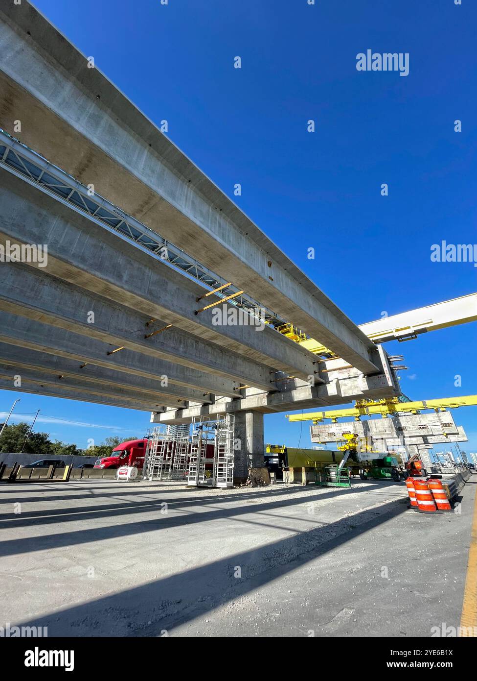 Construction d'un passage supérieur sur l'autoroute 836 à Miami, Floride, États-Unis - Image de stock capturée avec un smartphone