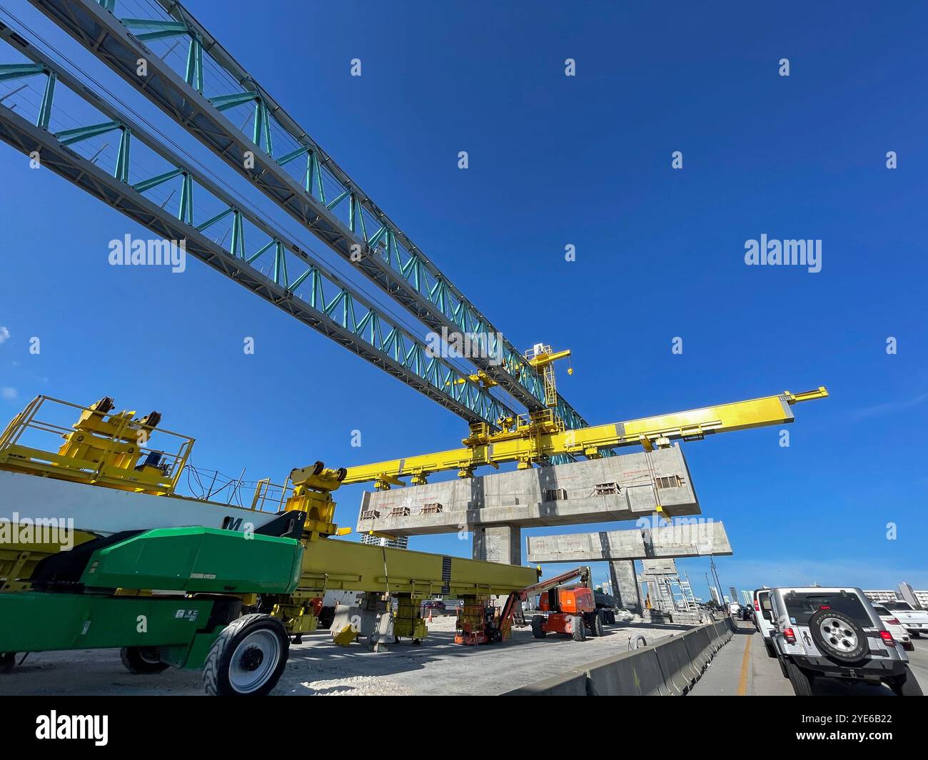 Construction d'un passage supérieur sur l'autoroute 836 à Miami, Floride, États-Unis - Image de stock capturée avec un smartphone
