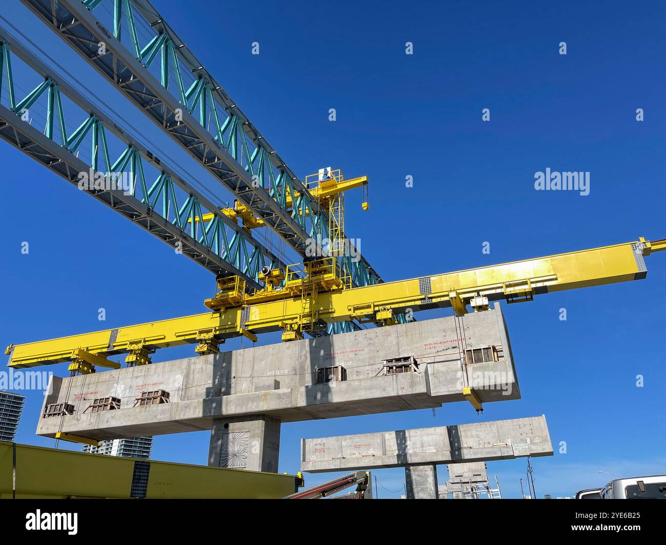 Construction d'un passage supérieur sur l'autoroute 836 à Miami, Floride, États-Unis - Image de stock capturée avec un smartphone