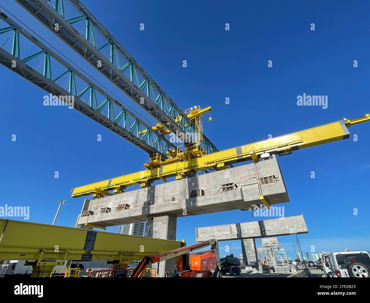 Construction d'un passage supérieur sur l'autoroute 836 à Miami, Floride, États-Unis - Image de stock capturée avec un smartphone